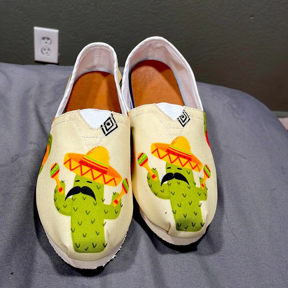 Flat cactus shoes size 6